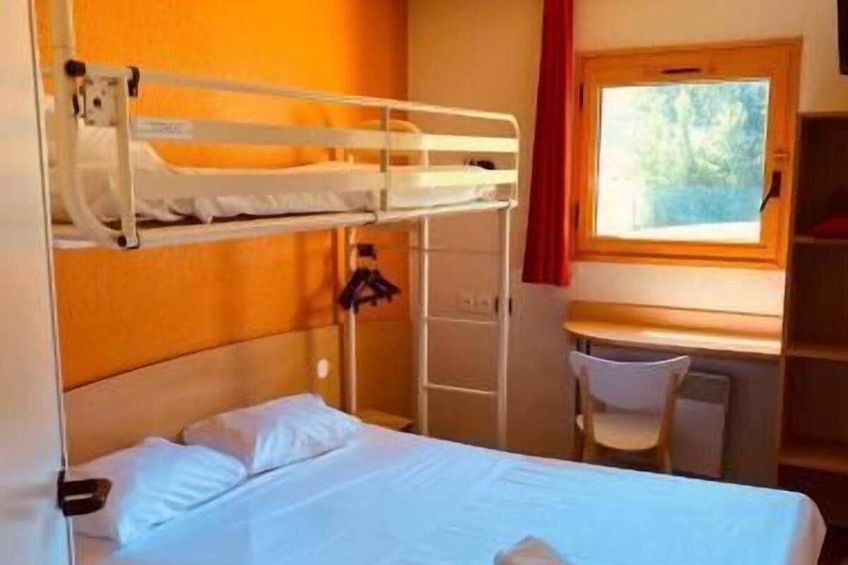 Schreibtisch, kostenlose Babybetten, kostenloses WLAN, Bettwäsche