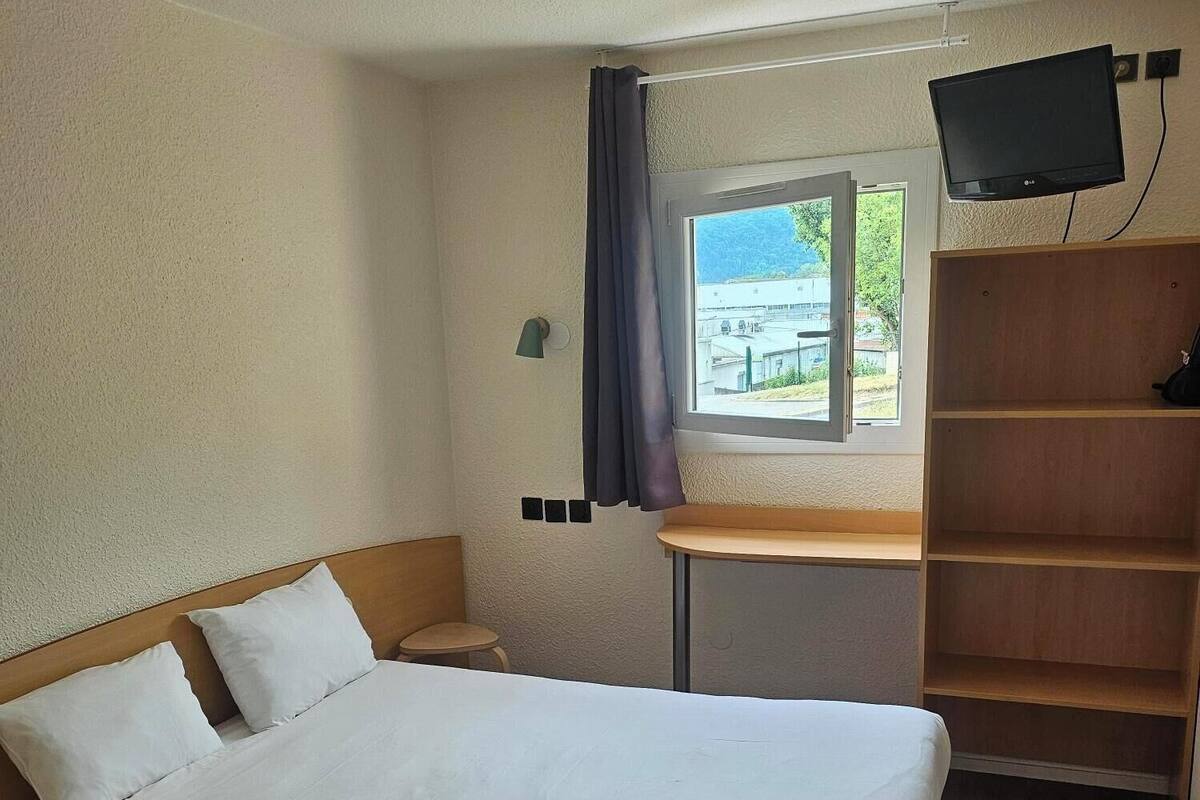 Habitación clásica, 1 cama doble | Escritorio, cunas gratuitas, wifi gratis y ropa de cama