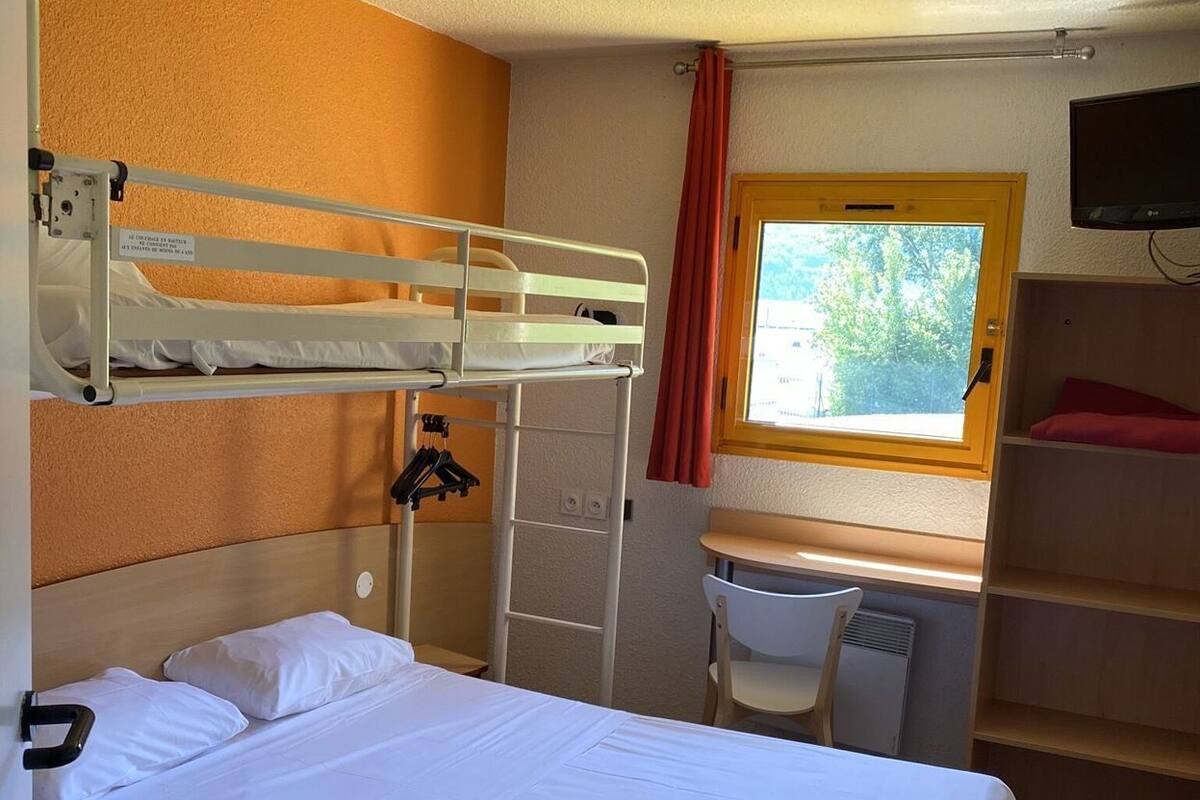 Schreibtisch, kostenlose Babybetten, kostenloses WLAN, Bettwäsche