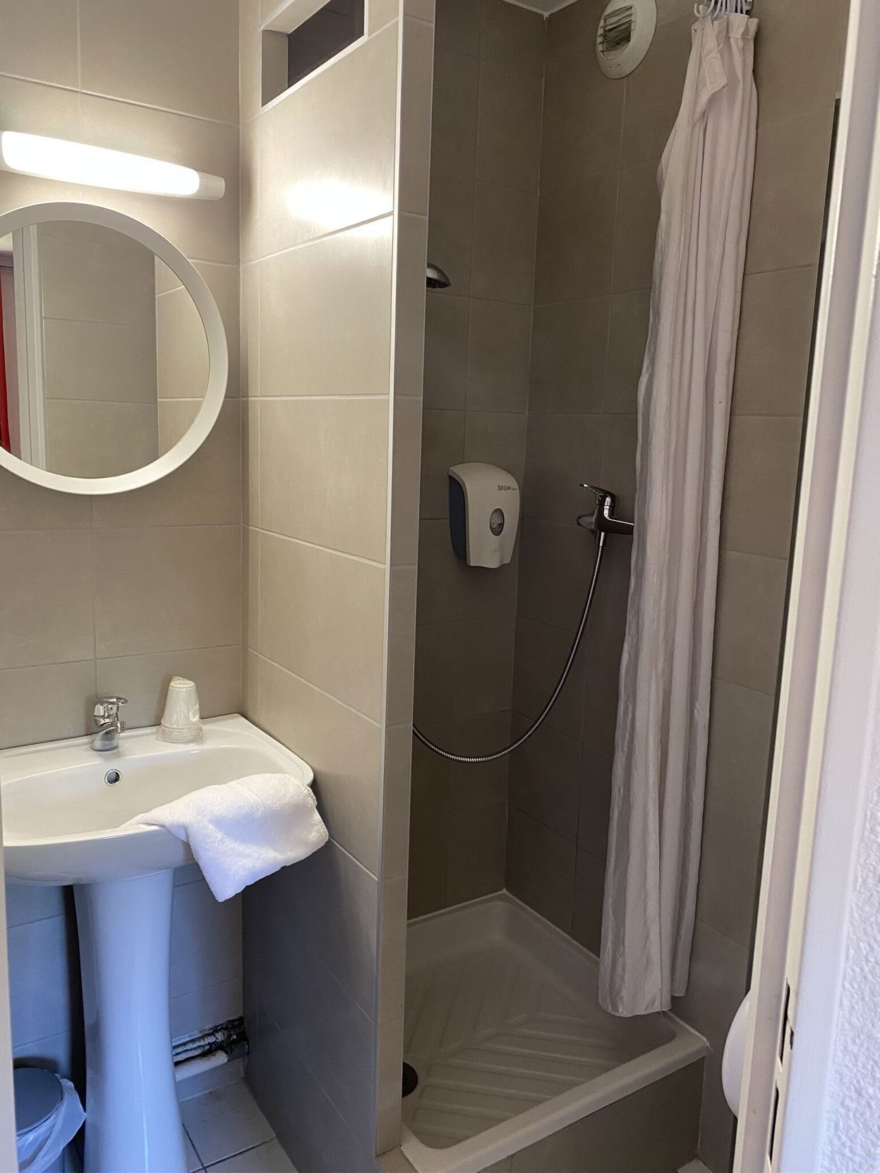 Badezimmer | Dusche, umweltfreundliche Kosmetikartikel, Handtücher