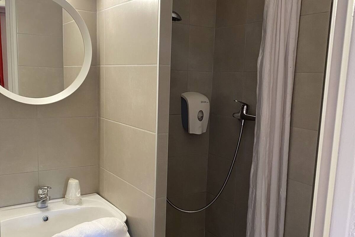 Badezimmer | Dusche, umweltfreundliche Kosmetikartikel, Handtücher