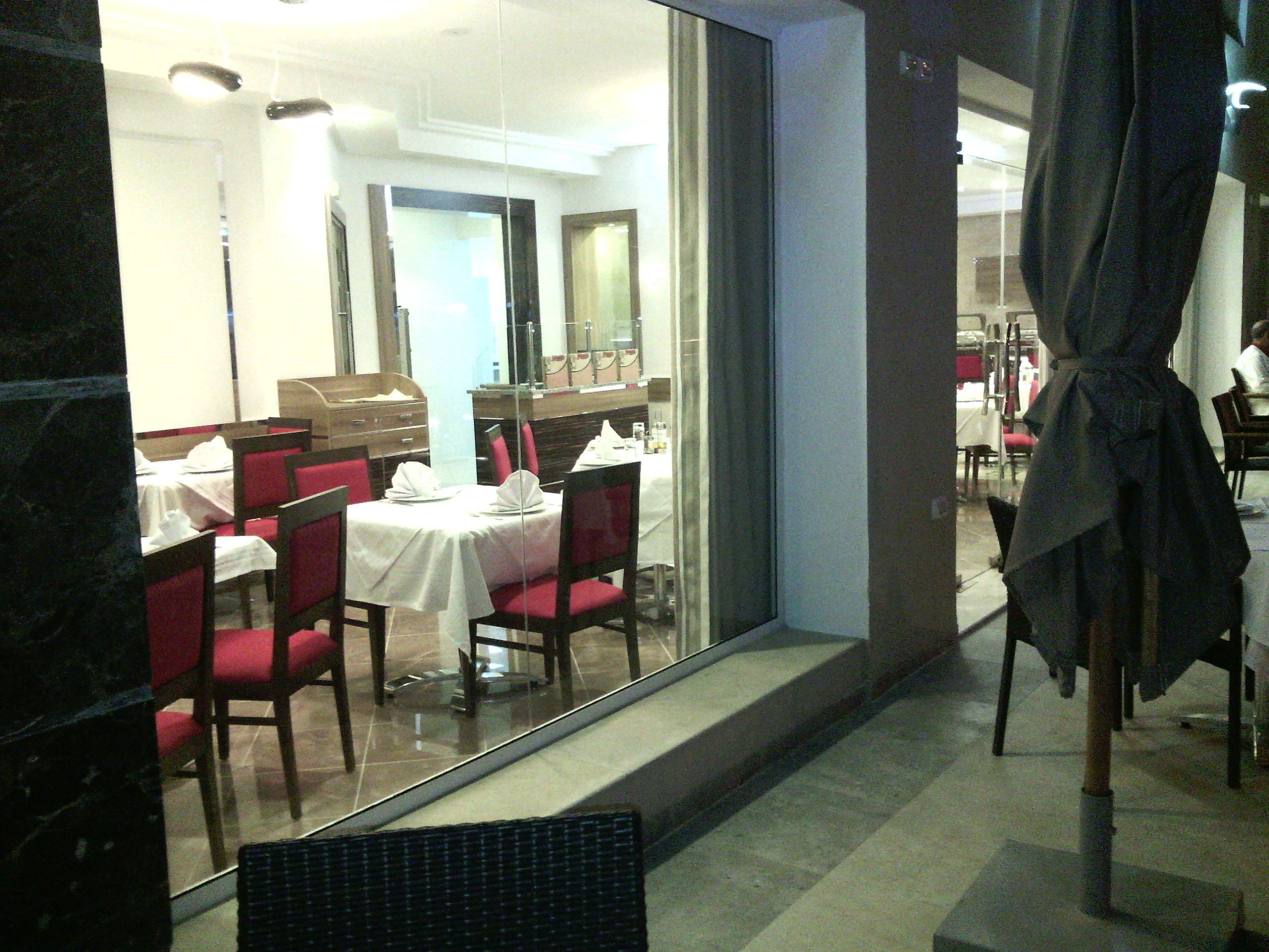 lunch and dinner served, international cuisine