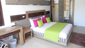 A modern hotel room with a bed, bedside table, and a wardrobe. - Hotel Marina Prestige Tabarka (Tabarka)
