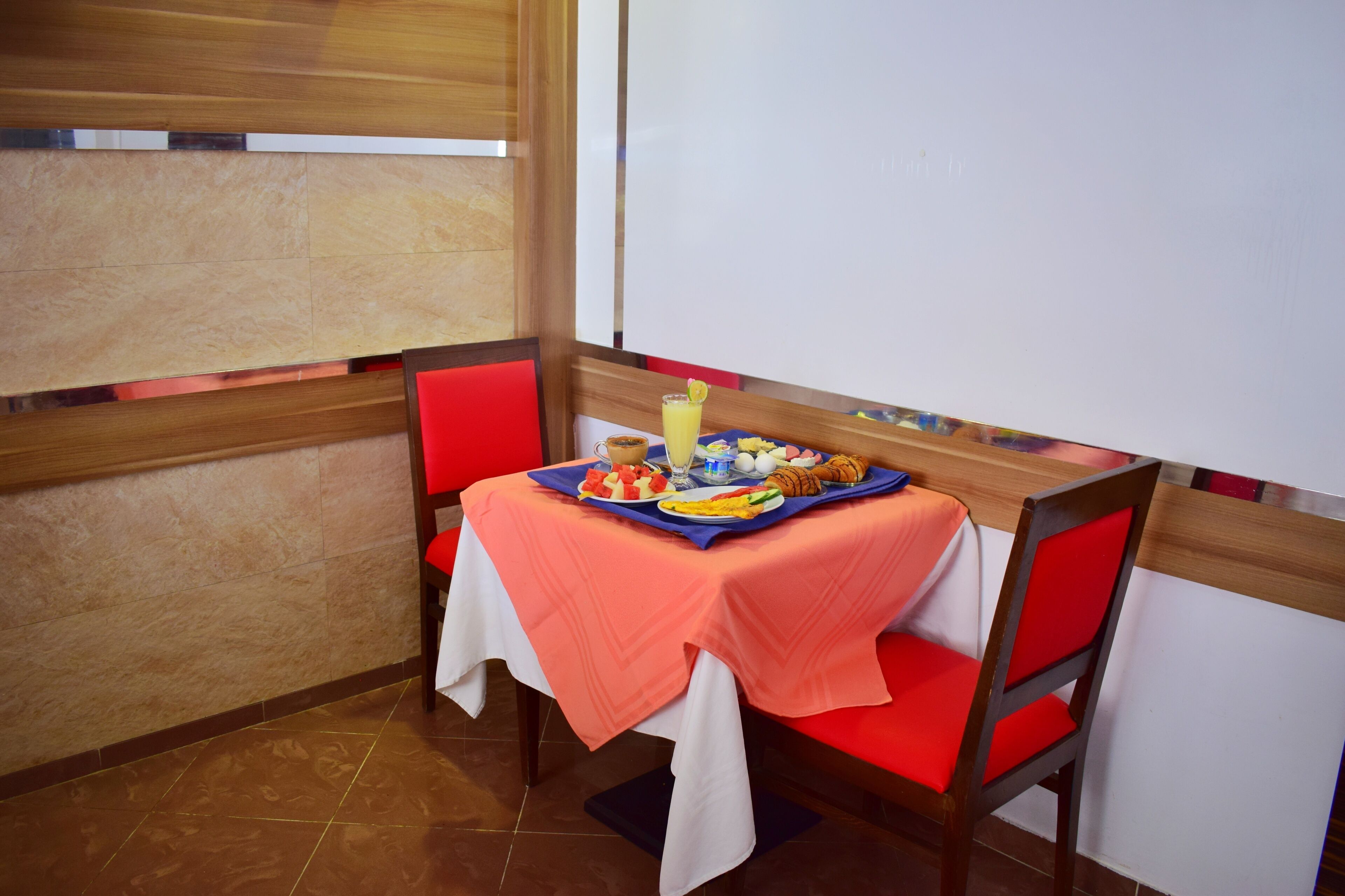 lunch and dinner served, international cuisine