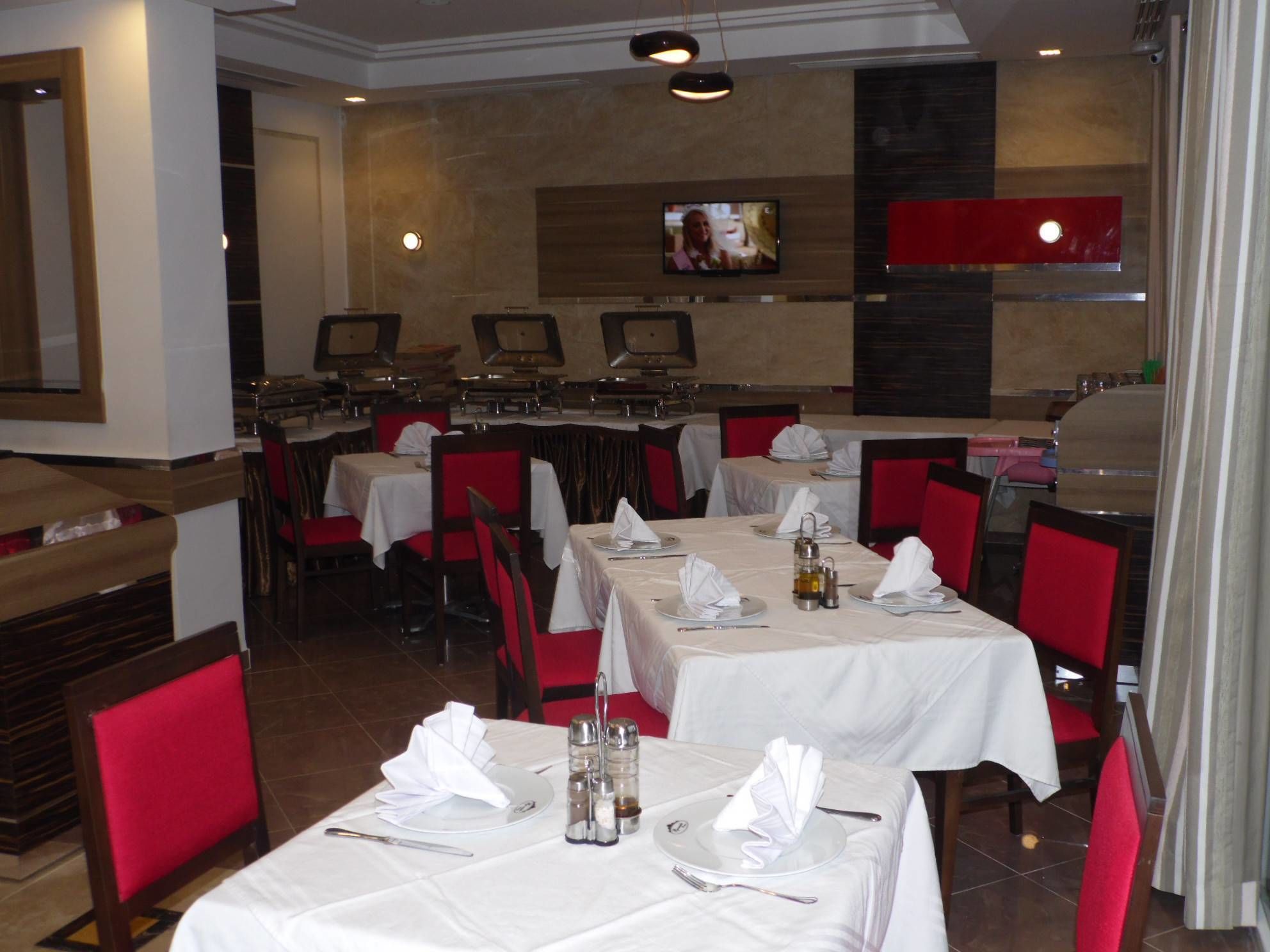 lunch and dinner served, international cuisine