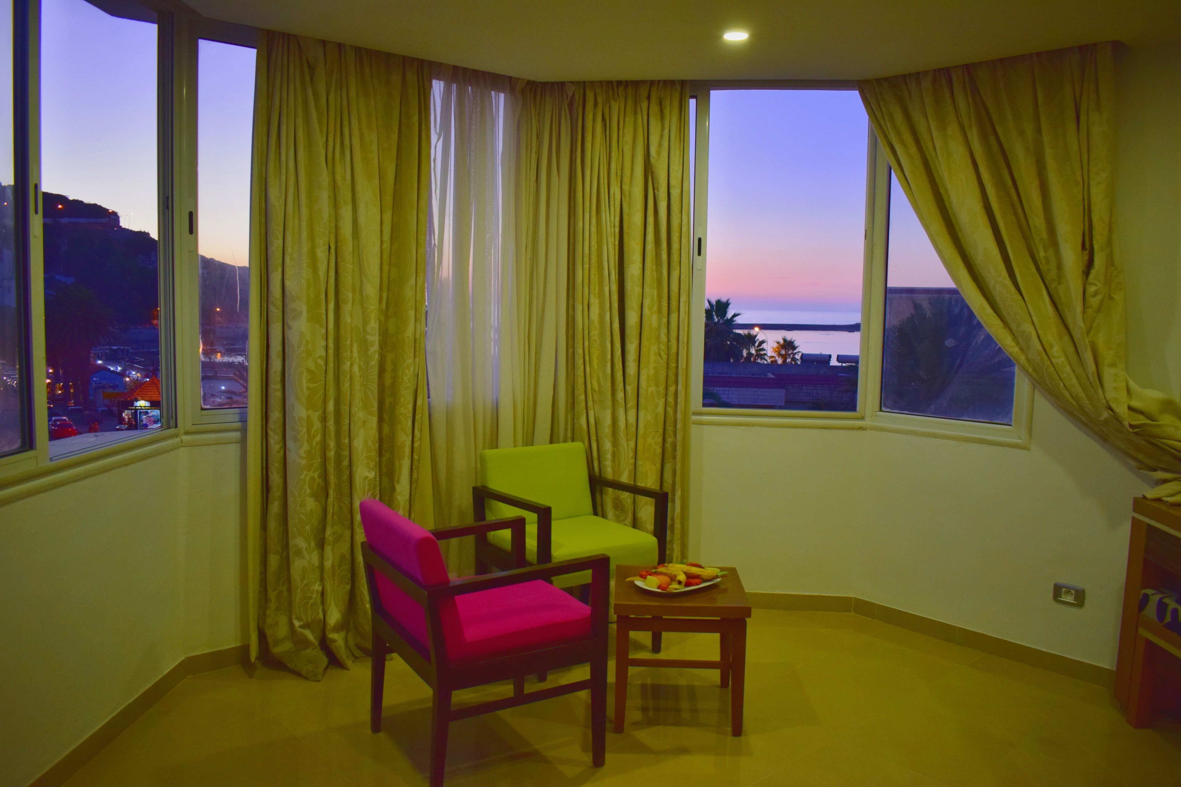 أغطية فراش متميزة وخزنة داخل الغرفة وستائر تعتيم وتجهيزات عازلة للصوت