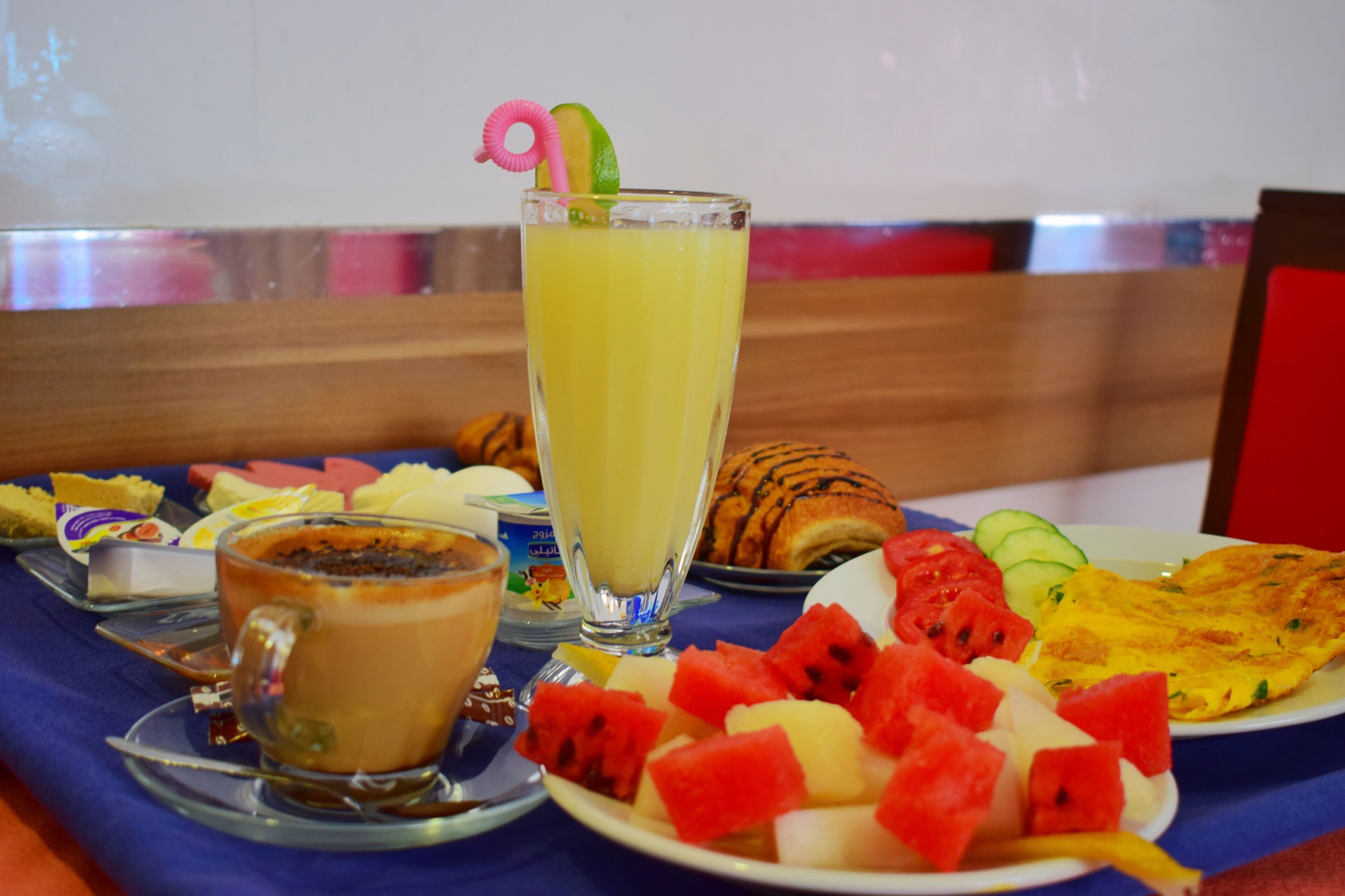 lunch and dinner served, international cuisine