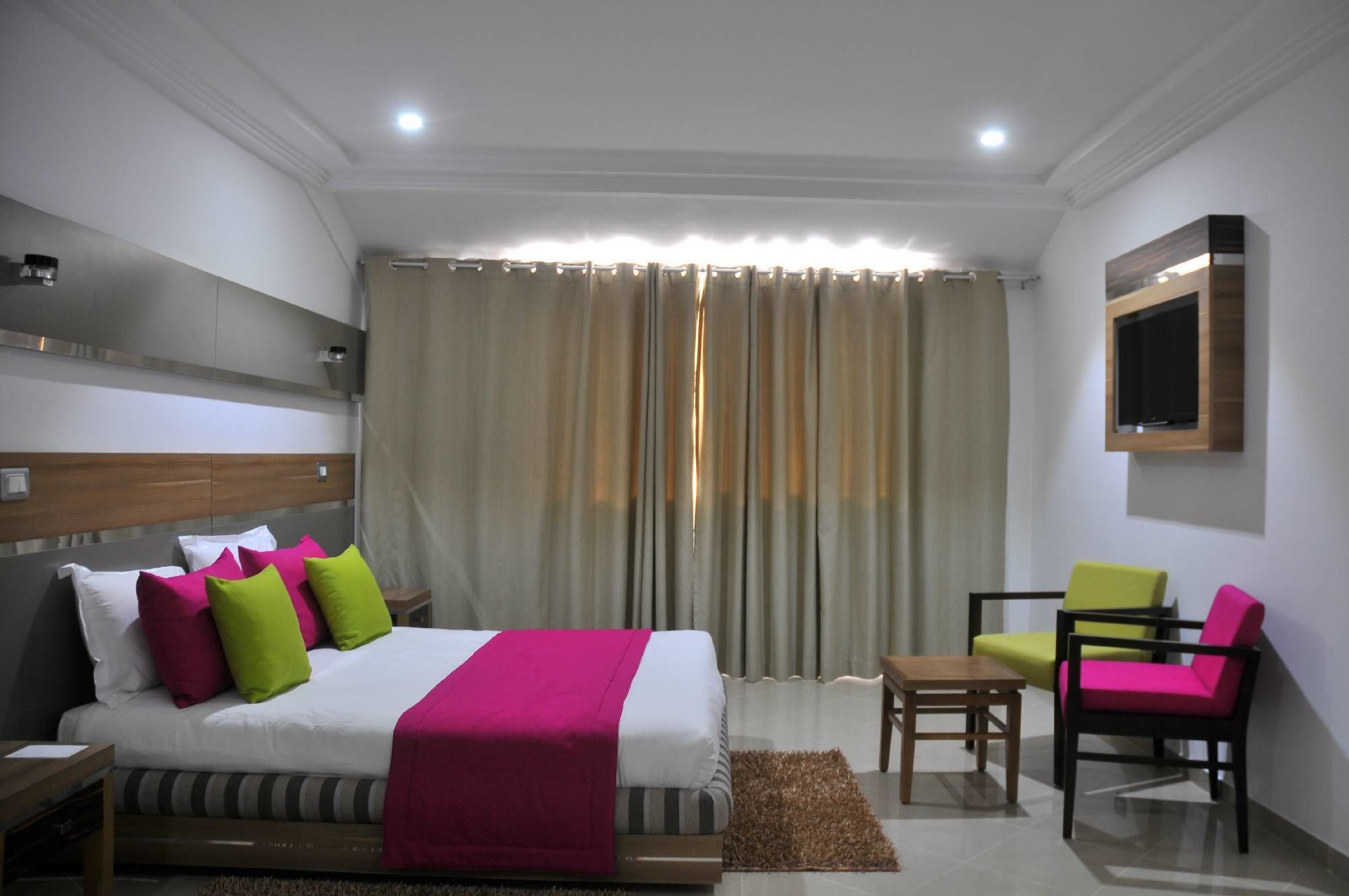 Suite | Luxe beddengoed, een kluis op de kamer, verduisterende gordijnen