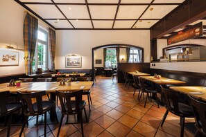 每日供應吃到飽早餐 (每人 EUR24.5)