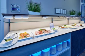 Tägliches Frühstücksbuffet (24.5 EUR pro Person)