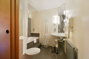 Standard Double Room | Bathroom | Combined shower/tub, free toiletries, hair dryer, towels - Hotel Wiehberg (Hannover)