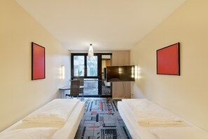Premium bedding, minibar, desk, soundproofing - Hotel Wiehberg (Hannover)