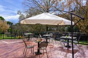 Se ofrece un desayuno bufé (12 EUR por persona)