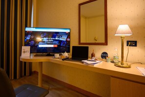 Bureau, espace de travail pour ordinateur portable, rideaux occultants