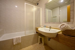 Badekar, gratis toiletartikler, hårtørrer, bidet