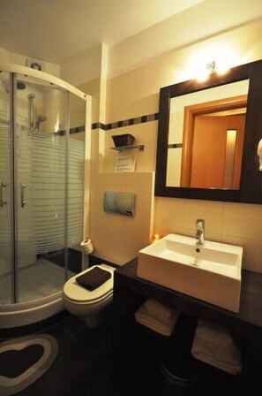 Shower, hydromassage showerhead, free toiletries, hair dryer - Nikolaos Pension (Nafplio)