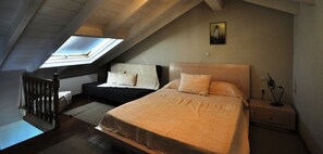 Family Room (Attic) | In-room safe, desk, soundproofing, free cribs/infant beds - Nikolaos Pension (Nafplio)