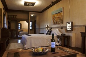 Phòng Suite Junior | Minibar, két bảo mật tại phòng, bàn, bàn ủi/dụng cụ ủi quần áo 
