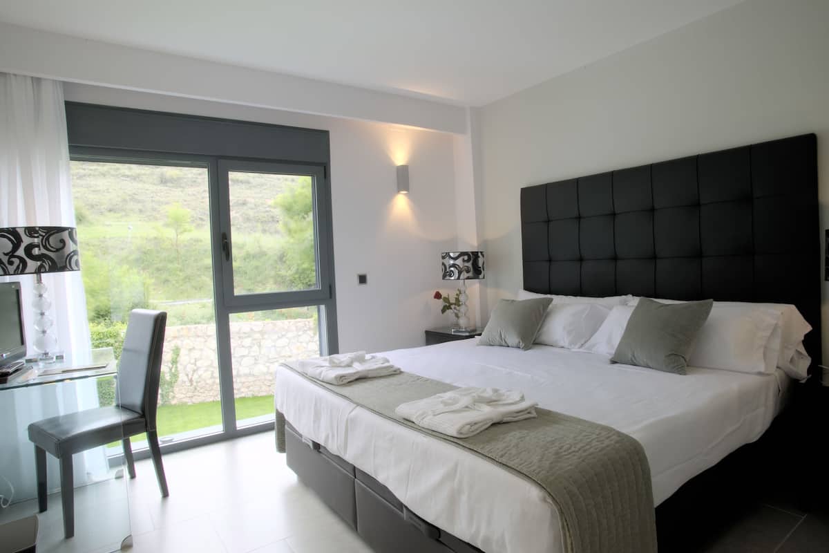 in-room safe, desk, soundproofing, free wifi