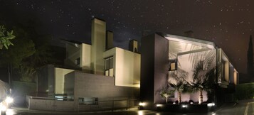 Un edificio moderno con un diseño arquitectónico único, que combina formas geométricas y amplias ventanas.