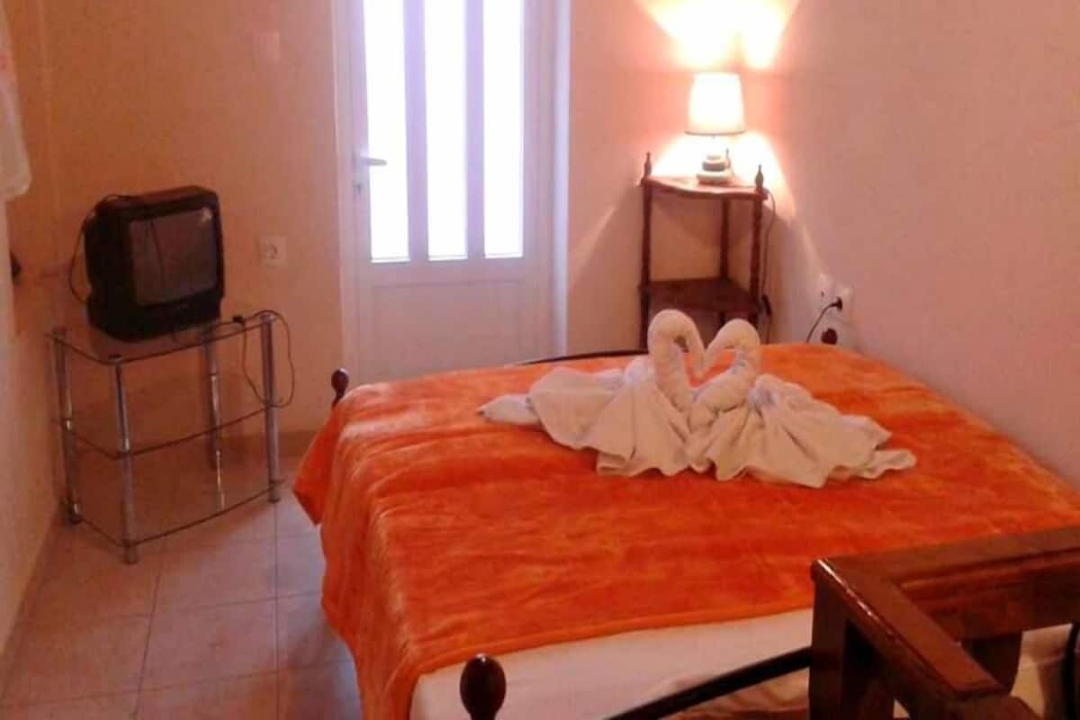 Romantische maisonnette, 1 slaapkamer, uitzicht op stad | Lakens van Egyptisch katoen, een minibar, individueel gemeubileerd