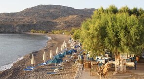 Plage, cabines gratuites, chaises longues, parasols