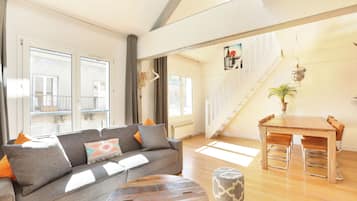 Appartamento, 2 camere da letto | Area soggiorno | TV a schermo piatto