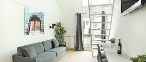 コンフォート デュープレックス クイーンベッド 1 台ソファーベッド付き | リビング エリア | 薄型テレビ