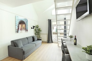 Comfort-Maisonette, 1 Queen-Bett und Schlafsofa | Wohnbereich | Flachbildfernseher