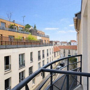 Comfort Duplex, 1 Queen Bed with Sofa bed | Soundproofing, free cribs/infant beds, free WiFi, bed sheets -  Les Lilas Serviced Apartments (Les Lilas)