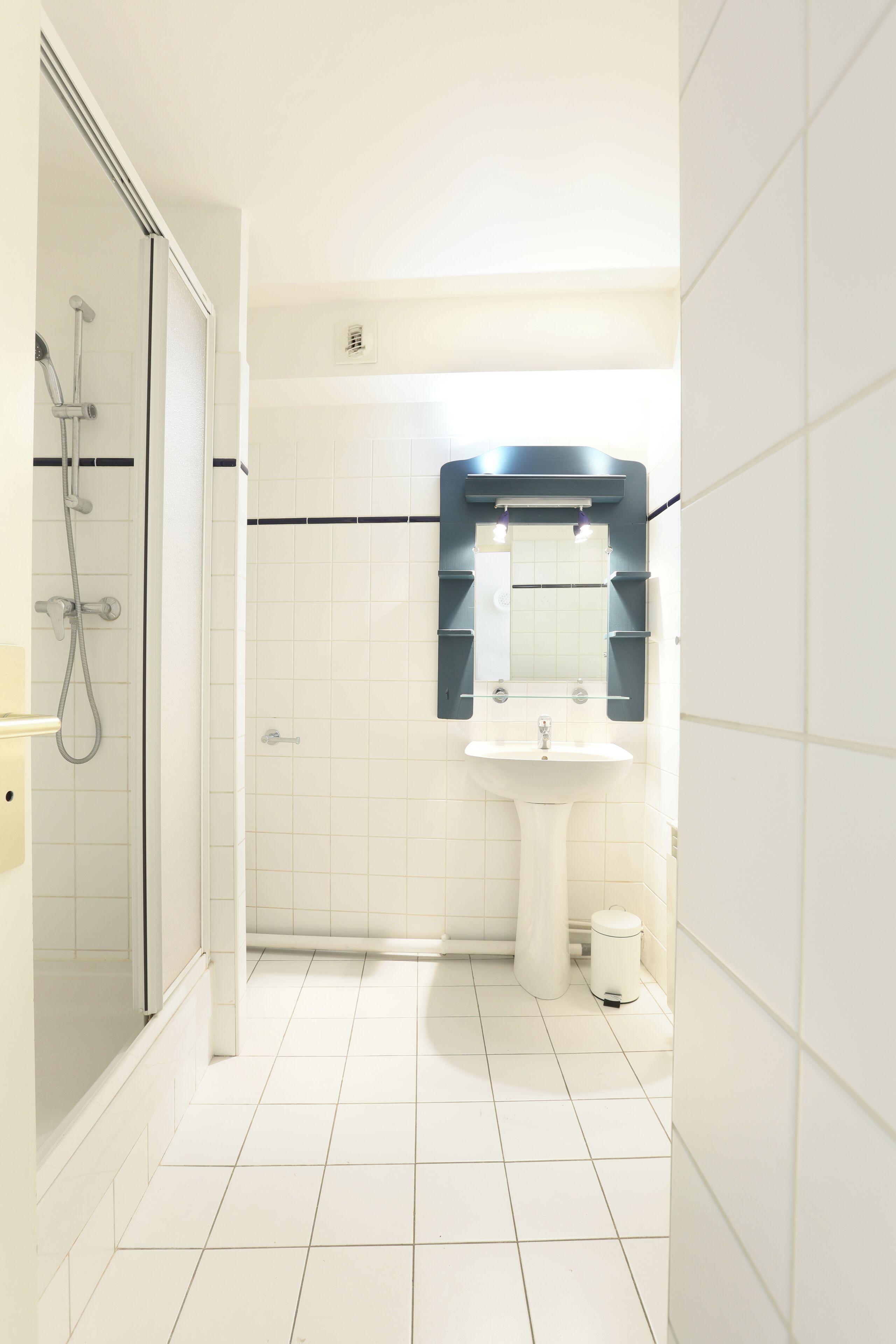 Two-Bedroom Apartment | Bathroom | Shower, free toiletries, hair dryer, towels