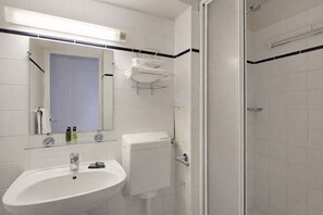 Een douche, gratis toiletartikelen, een haardroger, handdoeken