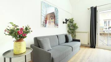 Alloggio Comfort su due livelli, 1 letto queen con divano letto | Biancheria da letto di alta qualità, con stile personalizzato