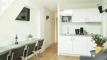 Alloggio Comfort su due livelli, 1 letto queen con divano letto | Area soggiorno | TV a schermo piatto