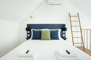 Comfort Duplex, 1 Queen Bed with Sofa bed | Soundproofing, free cribs/infant beds, free WiFi, bed sheets -  Les Lilas Serviced Apartments (Les Lilas)