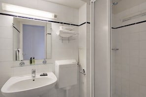 Paritalo, 1 parisänky ja vuodesohva | Kylpyhuone | Suihku, ilmaiset hygieniatuotteet, hiustenkuivaaja, pyyhkeet