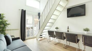 Alloggio Comfort su due livelli, 1 letto queen con divano letto | Biancheria da letto di alta qualità, con stile personalizzato