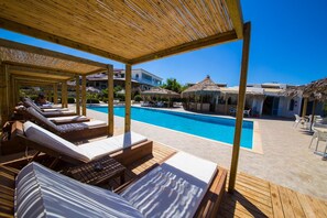 Una piscina al aire libre de temporada