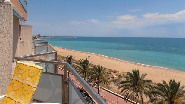 A balcony with a view of a beach and ocean. - Apartamentos Surfing 3000 (Peniscola)