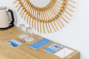 高级双人房 (Ellinika) | 高档床上用品、迷你吧、客房内保险箱、熨斗/熨板