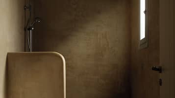 Kahden hengen superior-huone (Ellinika) | Kylpyhuone | Suihku, designer-hygieniatuotteet, hiustenkuivaaja, kylpytakit