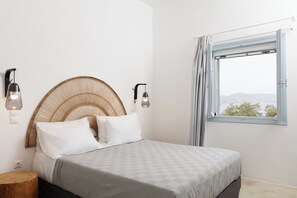 أغطية فراش متميزة وميني بار وخزنة داخل الغرفة ومكواة/لوح كي