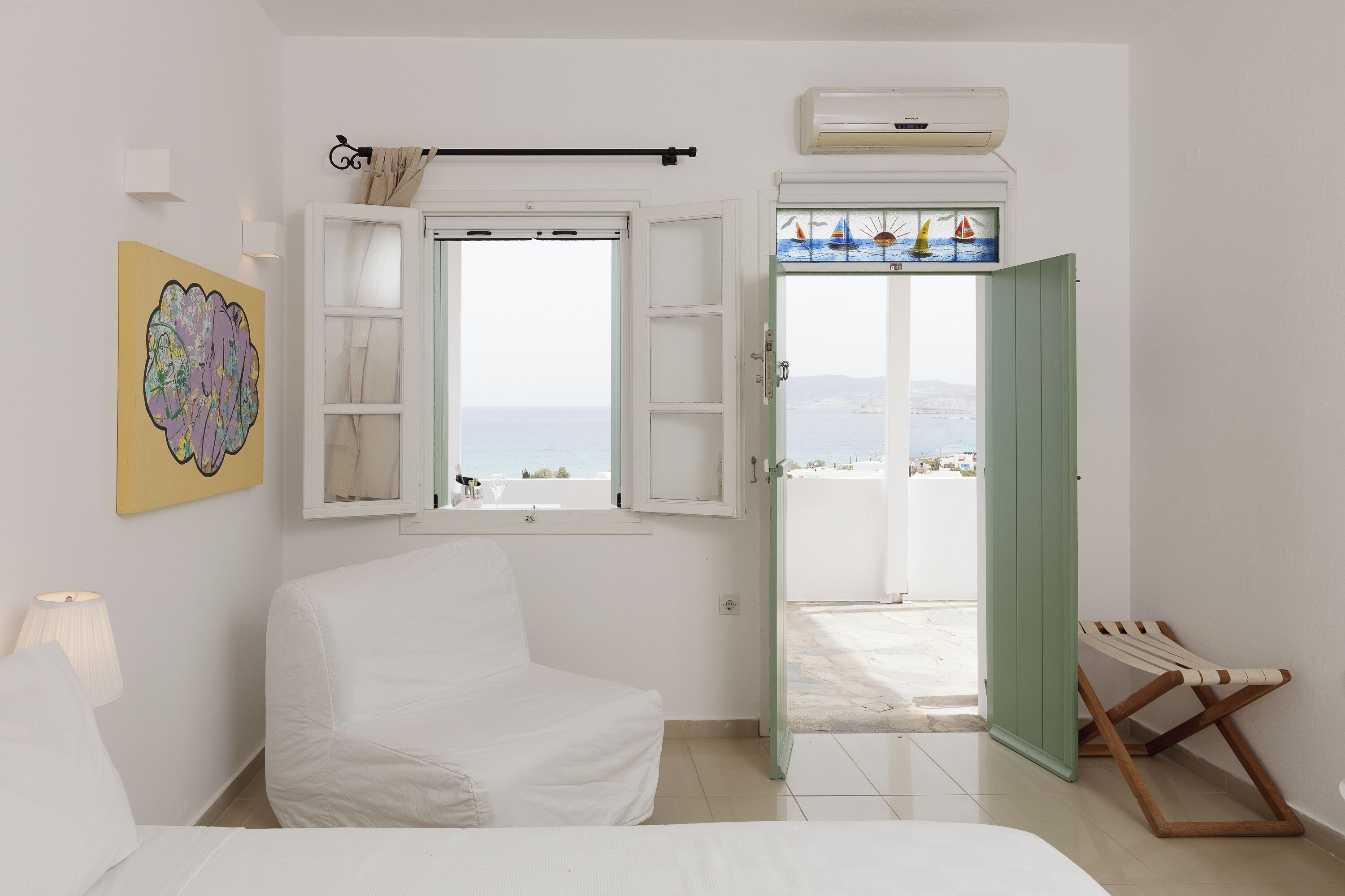 Studio (Faros) | Tallelokero huoneessa, työpöytä, äänieristys, silitysrauta/-lauta