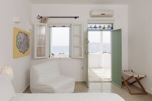 Studio (Faros) | In-room safe, desk, soundproofing, iron/ironing board