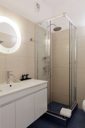 Shower, free toiletries, hair dryer, slippers - Alikaki Kimolos (Kimolos)