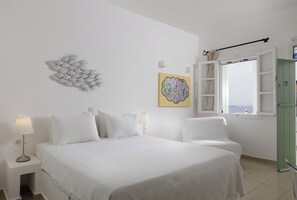 Studio (Faros) | In-room safe, desk, soundproofing, iron/ironing board - Alikaki Kimolos (Kimolos)