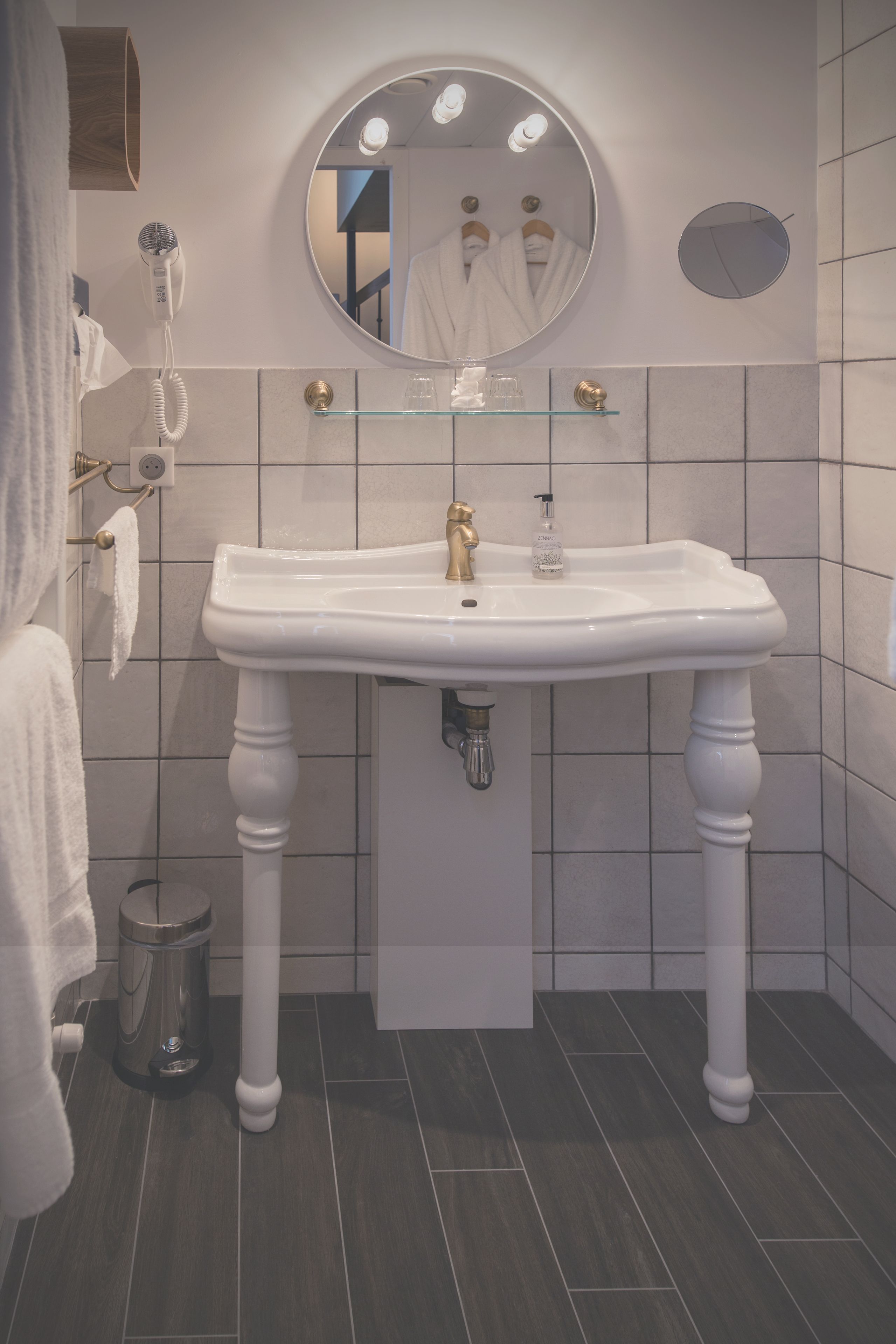 deluxe room | bathroom | shower, eco-friendly toiletries, hair dryer, towels