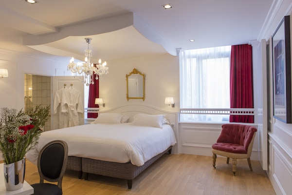 Premium bedding, in-room safe, individually decorated