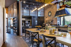 Café da manhã com buffet todos os dias (EUR 16 por pessoa) 