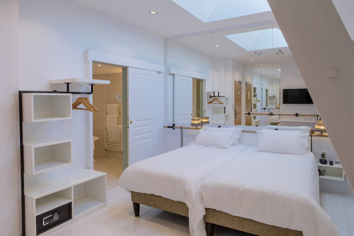 premium bedding, in-room safe, individually decorated